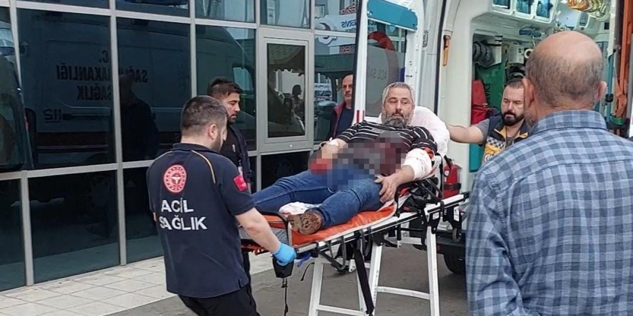 Bankada 2 Müşteri Arasında Bıçaklı Kavga: 1 Yaralı