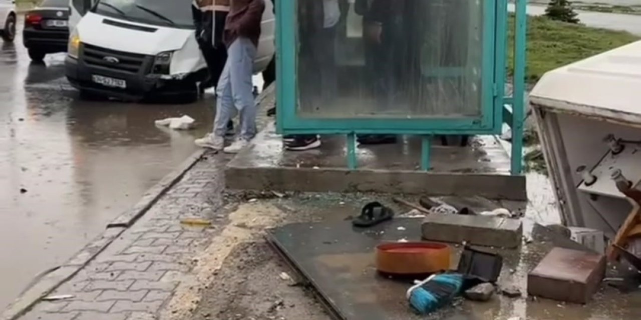 Minibüs Kaldırımda Yürüyenlere Çarptı: 1 Ölü, 2 Yaralı