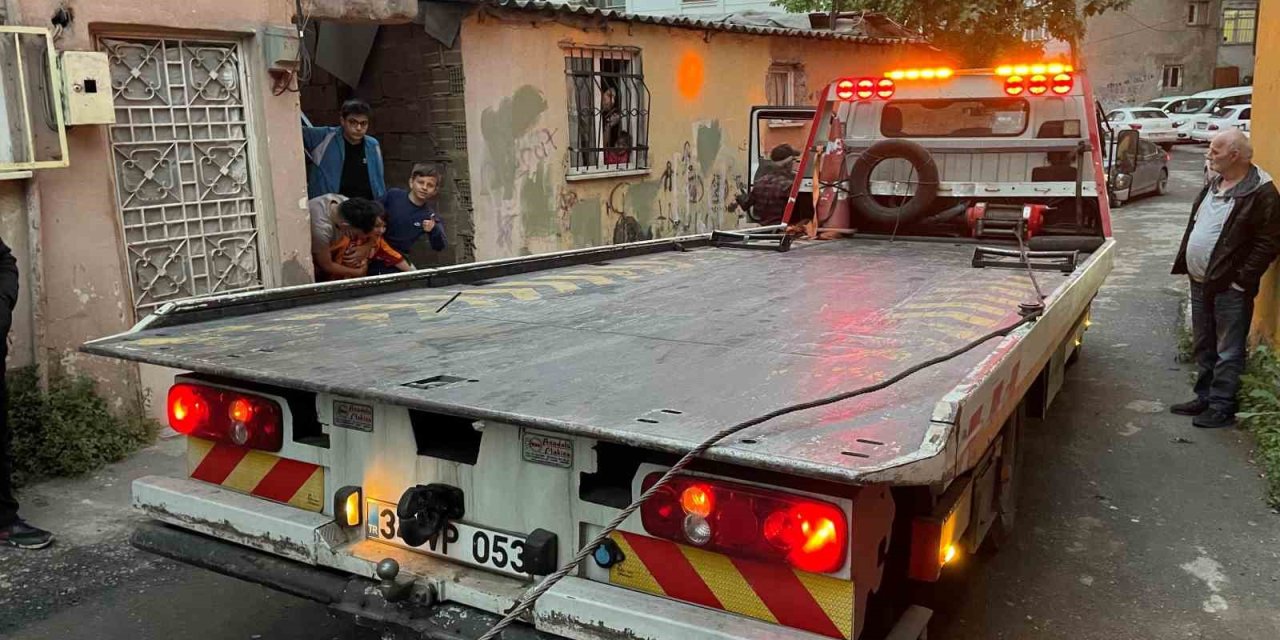 Eyüpsultan’da İsnat Duvarına Çarpan Araç Yan Yattı: 1 Yaralı