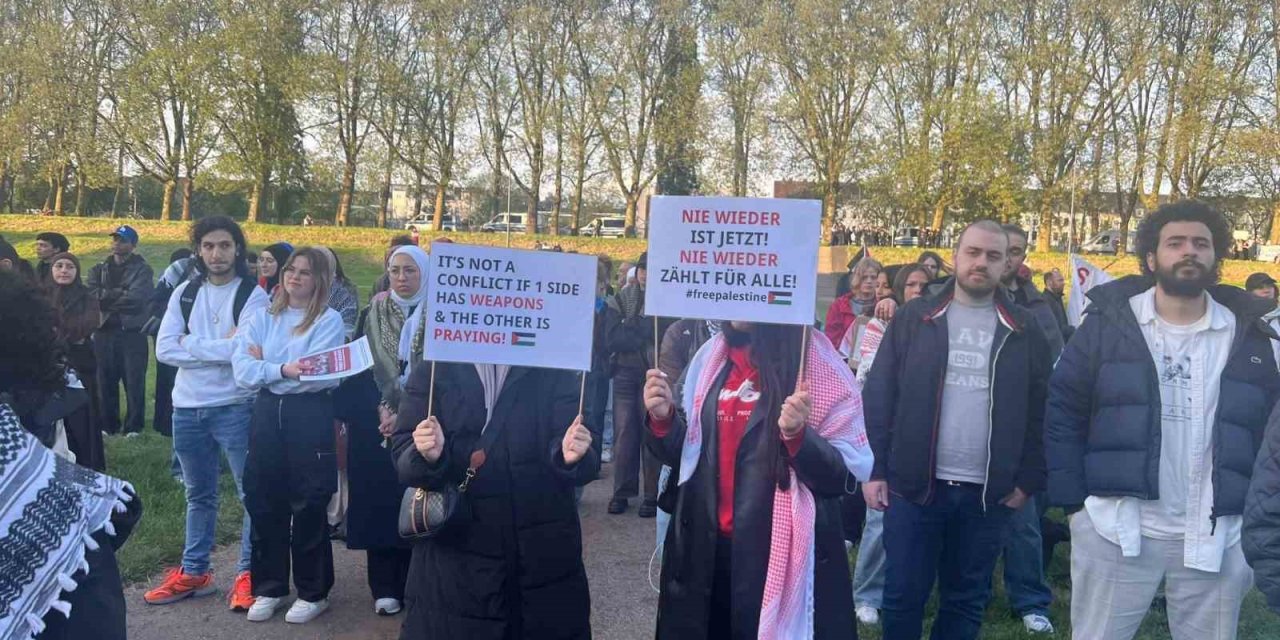 Köln Üniversitesi’nde Yüzlerce Kişiden “Filistinlilerin Yanındayız” Mesajı