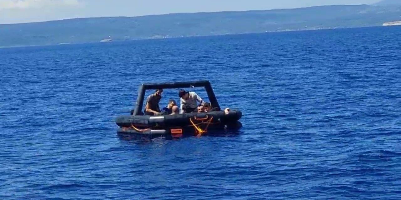 Balıkesir Açıklarında Yunanistan Unsurları Tarafından Geri İtilen 7’si Çocuk, 21 Düzensiz Göçmen Kurtarıldı
