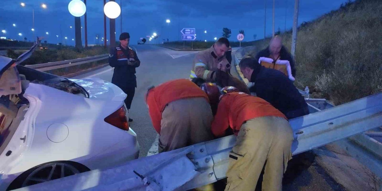 Refüje Çarpan Araç Perte Çıktı: Aynı Aileden 1 Kişi Öldü, 3 Kişi Yaralandı