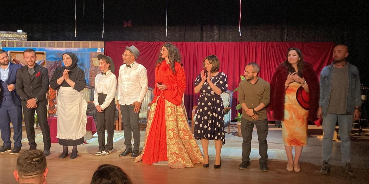 Erzincan’da “İhtiyar Kız” İsimli Komedi Oyunu Sahnelendi