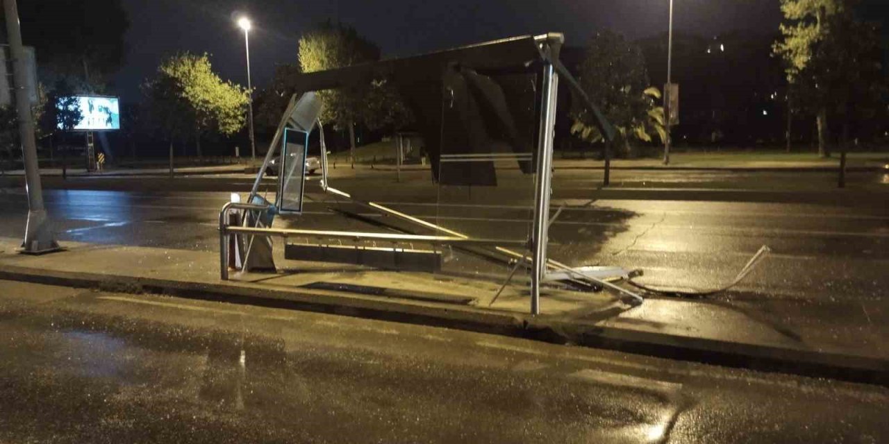 Maltepe’de Alkollü Sürücü Otobüs Durağına Girdi