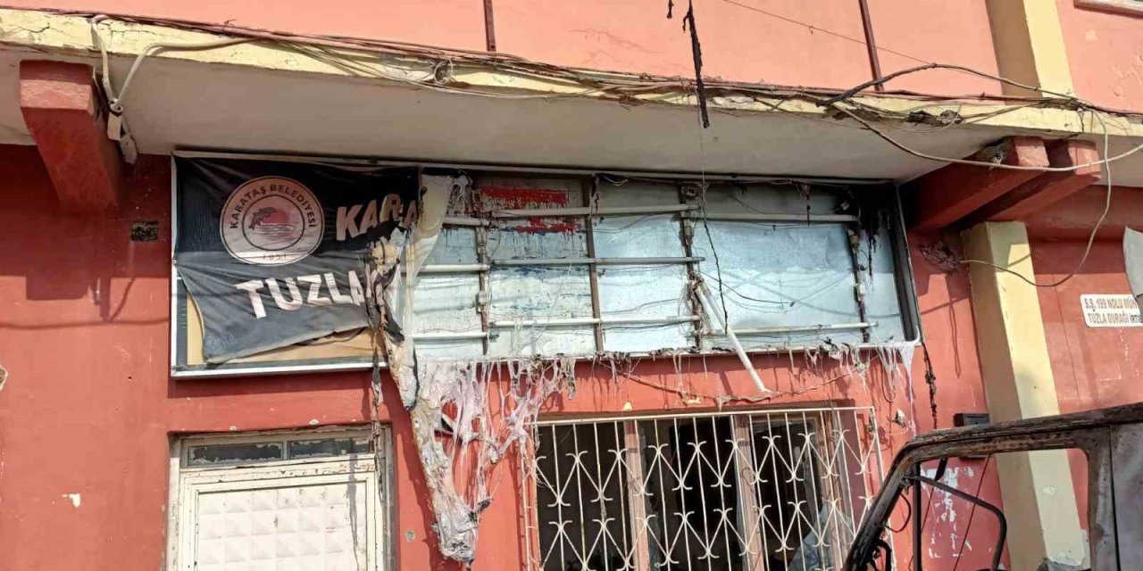 Karataş Belediyesi Hizmet Binası Kundaklandı
