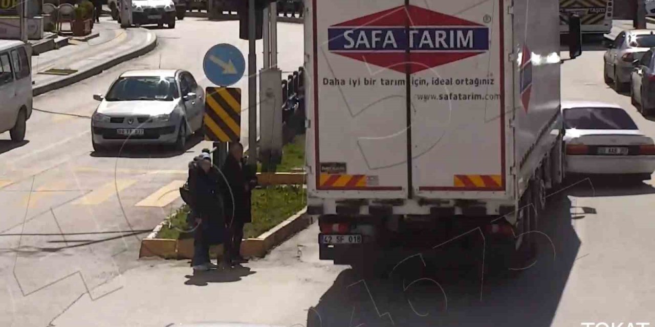 Tırın Önünde Metrelerce Sürüklenip Burunları Bile Kanamadan Kurtuldular