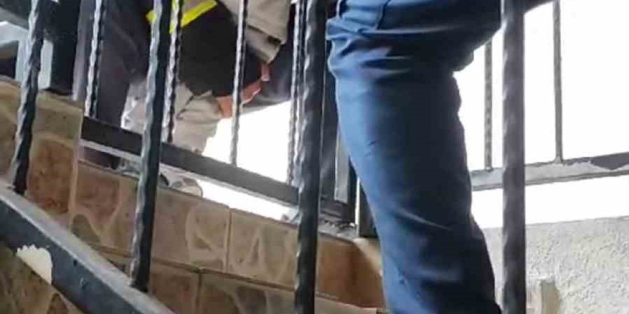 Kafasını Demir Korkuluğa Sıkıştıran Çocuğu İtfaiye Ekipleri Kurtardı