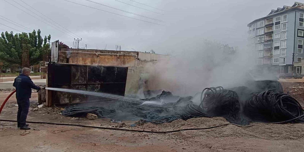 Hassa’da İnşaat Malzemeleri Satan İş Yerinde Yangın