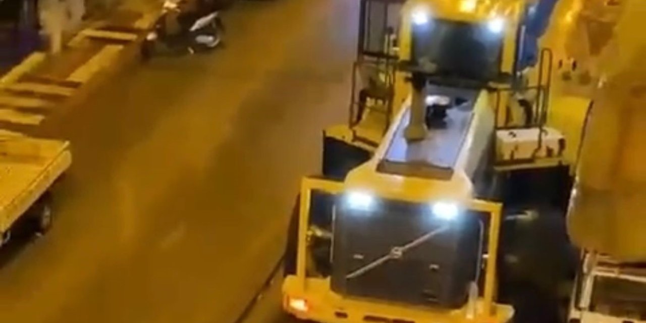 Dev İş Makinası Erdek’te Caddeye Sığmayınca Kamu Malını Parçalayarak Yol Aldı