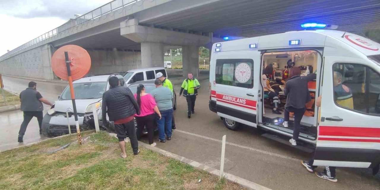 Keşan’da Hafif Ticari Araç İle Otomobil Çarpıştı: 3 Yaralı