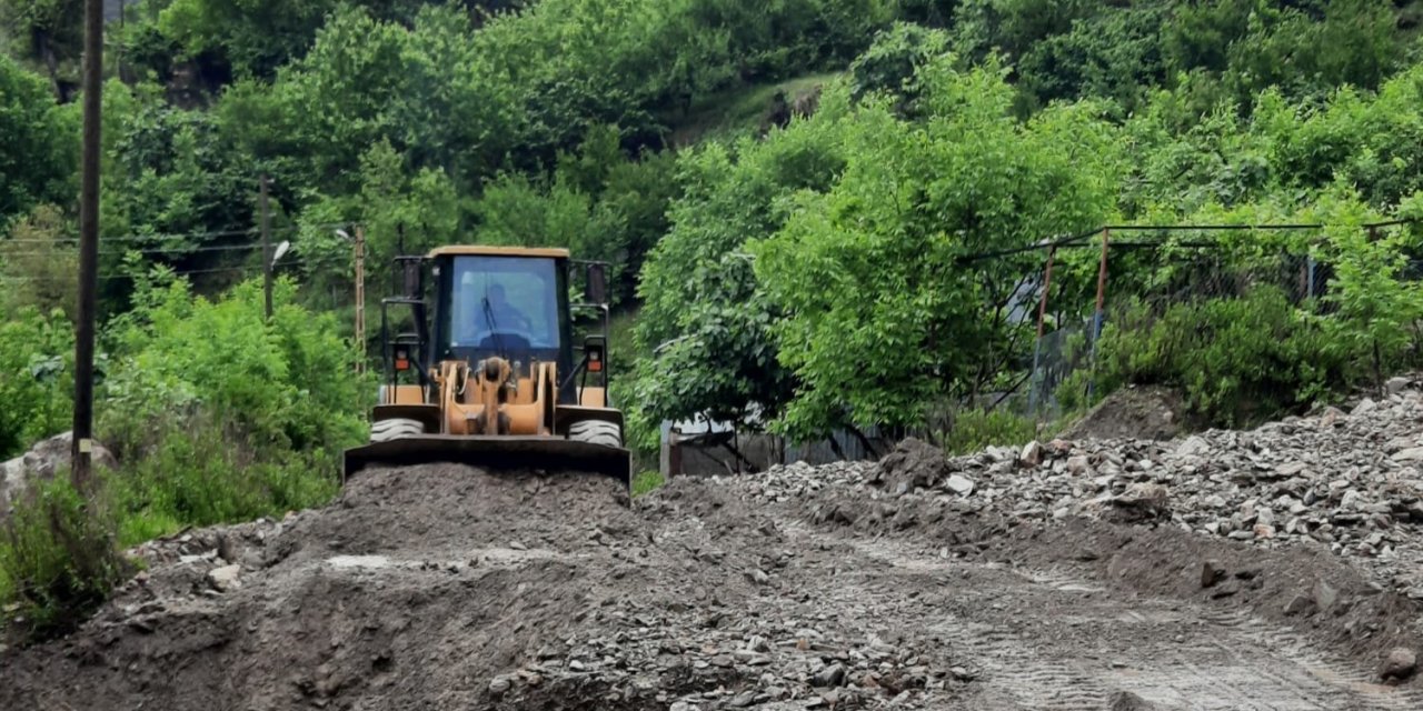 Osmaniye’de Şiddetli Yağıştan Dolayı Kapanan Köy Yolları Açıldı