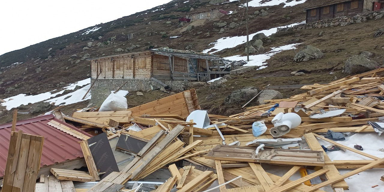 Yaylada kar eridi; yıkılan 6 ev enkazı gün yüzüne çıktı