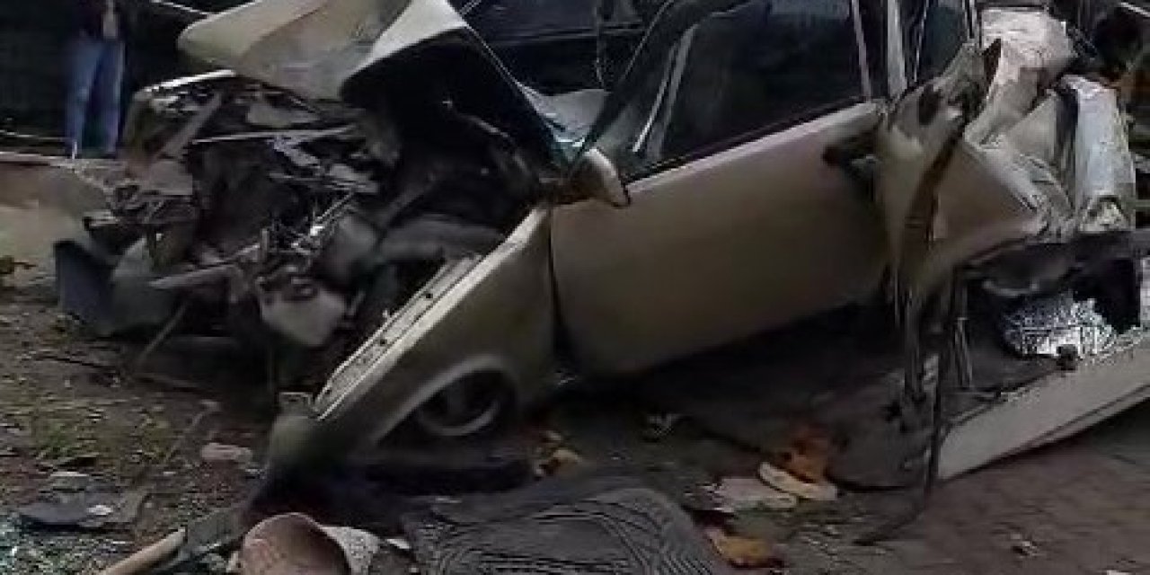 Park Halindeki Kamyon 2 Otomobile Ve Duvara Çarparak Durabildi: Ortalık Savaş Alanına Döndü