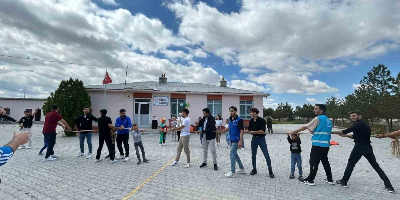 Karapınar’da Üniversite Öğrencileri İlkokul Öğrencileri İle Buluştu
