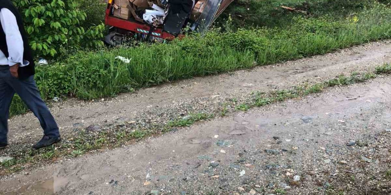 Ev Eşyası Taşıyan Kamyon Tarlaya Uçtu: 2 Yaralı