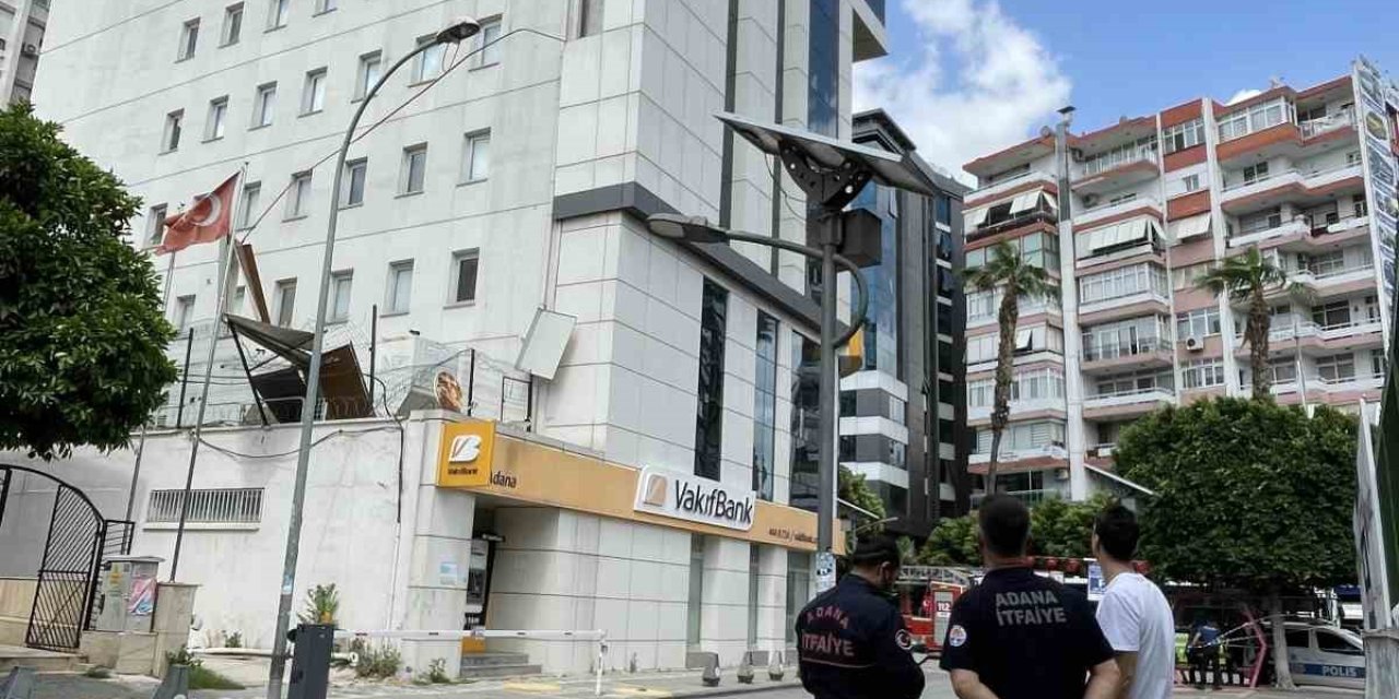 Adana’da Kuvvetli Rüzgar Ağaçları Söktü, Çatıları Uçurdu