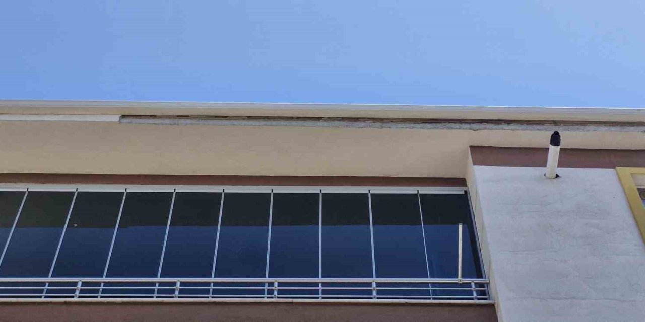 Apartmandan Kopan Beton Parçaları Aracın Üzerine Düştü