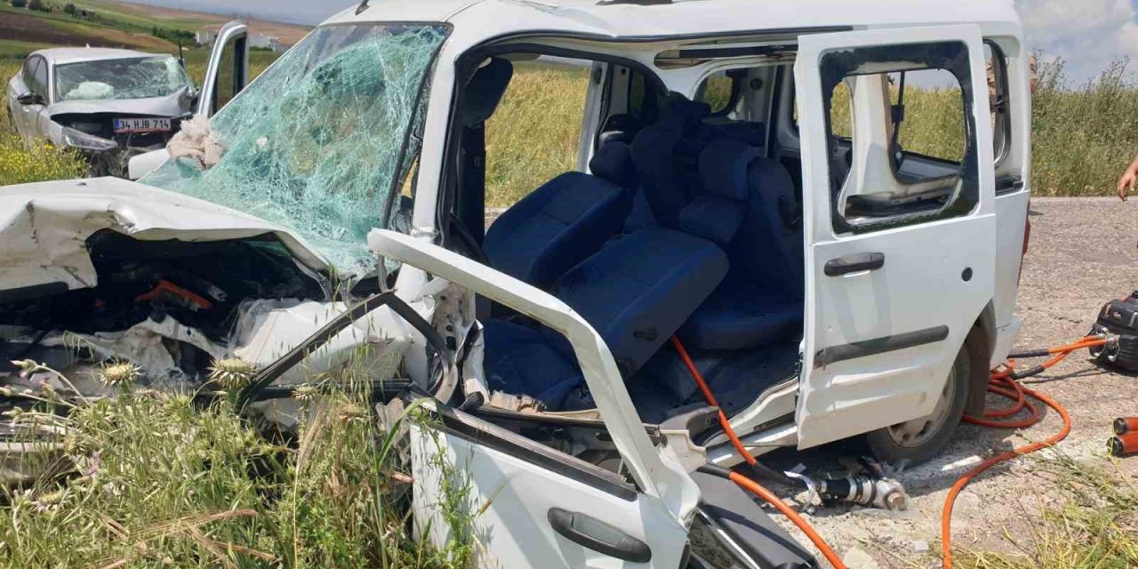 Diyarbakır’da Otomobil İle Hafif Ticari Araç Çarpıştı: 2 Yaralı