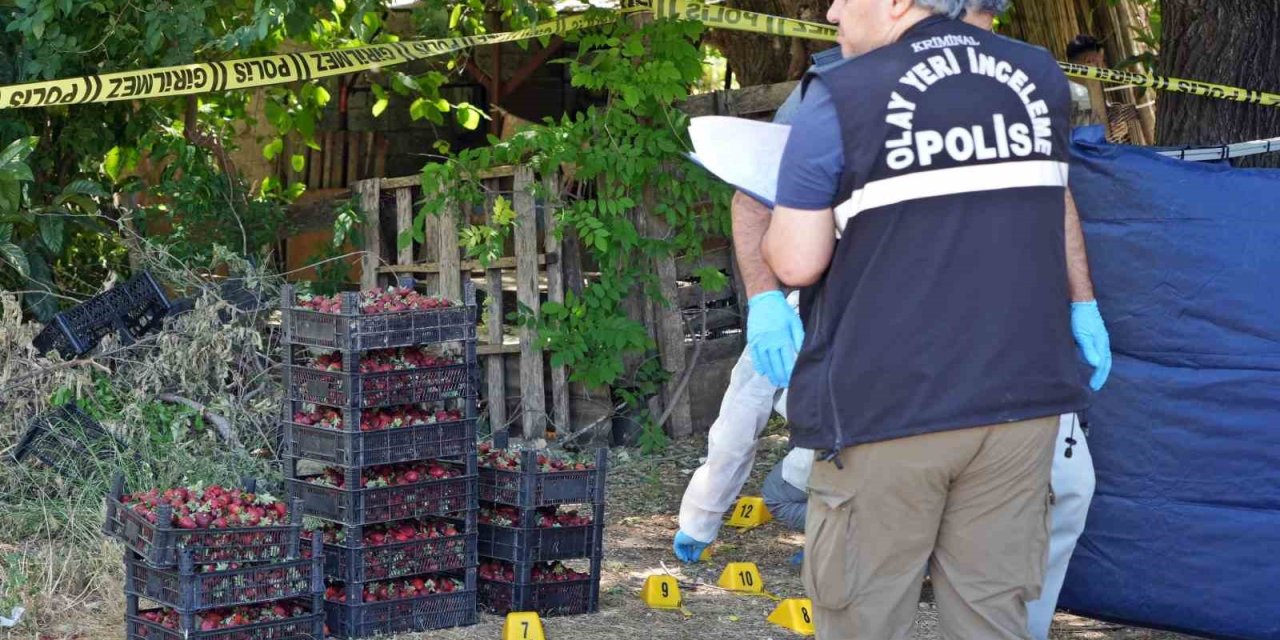 Antalya’da Korkunç Cinayet:  Müşterilerine Çilek Satarken Silahlı Saldırıya Uğradı
