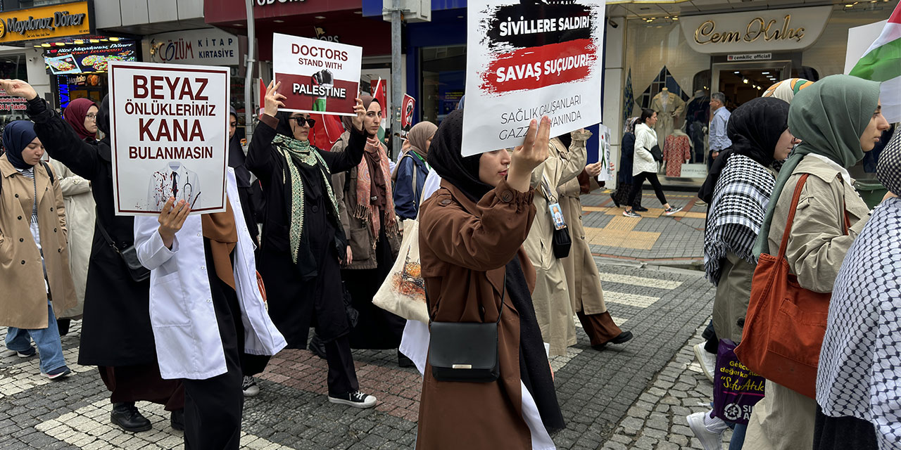 Rize'de sağlık çalışanları 25 haftadır "sessiz yürüyüş"le İsrail'i protesto ediyor