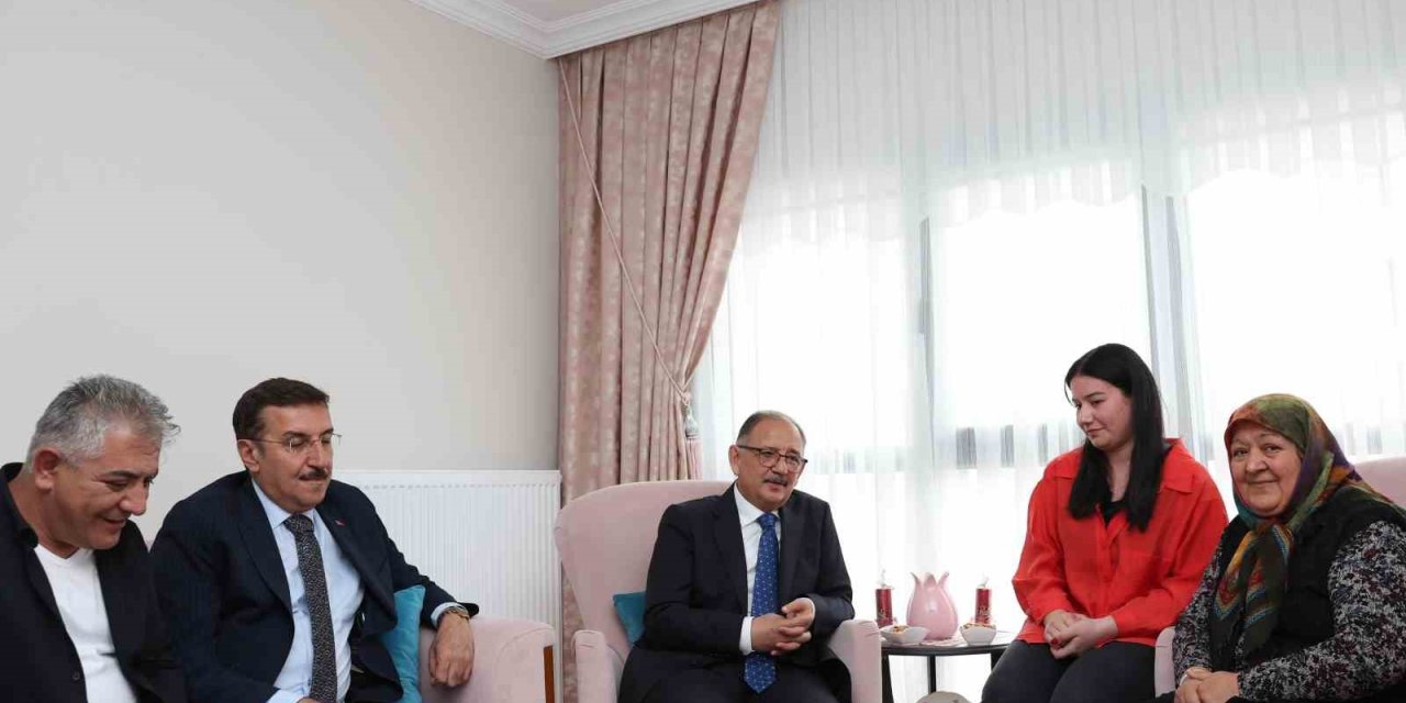 Bakan Özhaseki, Depremzede Özgür Ailesine Misafir Oldu