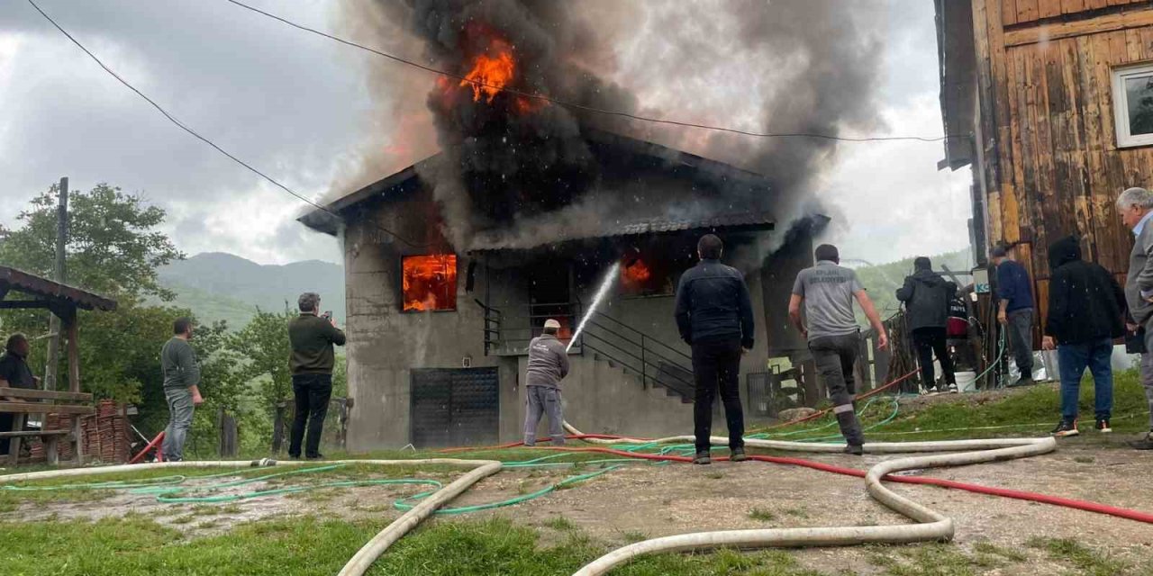 Ahşap Ev Alevlere Teslim Oldu