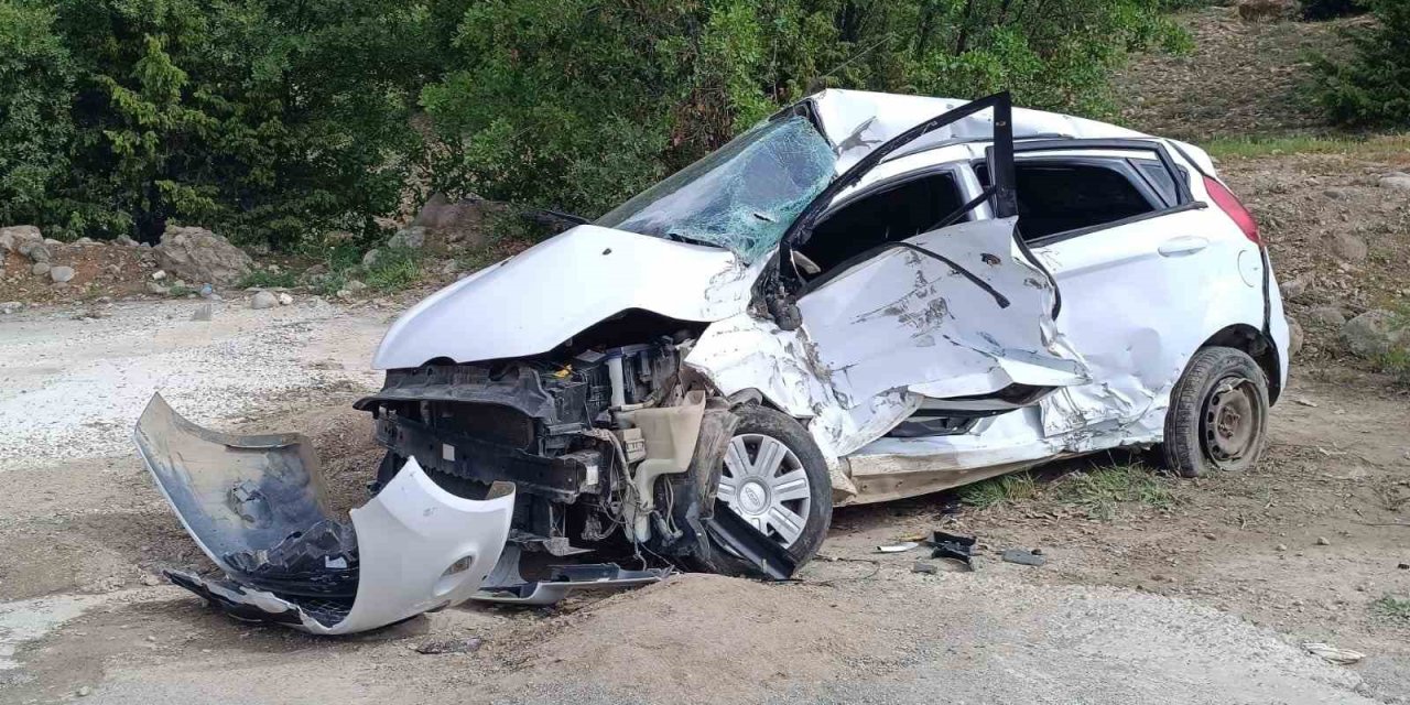Cenazeye Giden 3 Kadının İçerisinde Bulunduğu Otomobil Şarampole Uçtu