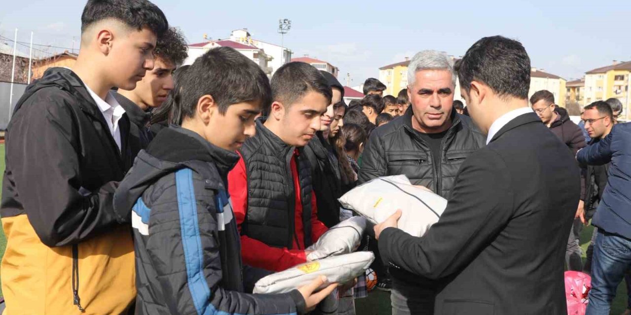 Bingöl’de Öğrencilere Malzeme Desteği