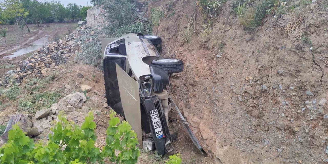 Burdur’da Önüne Köpek Çıkınca Kontrolden Çıkan Otomobil Şarampole Devrildi:1 Yaralı