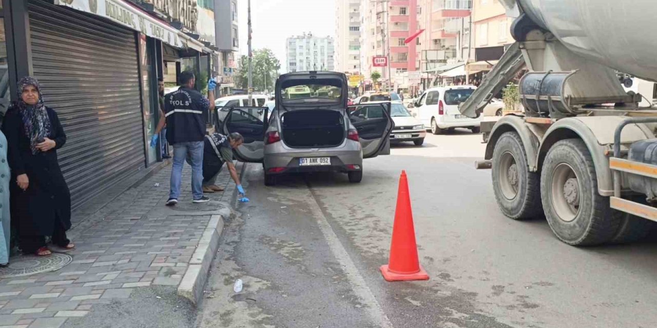 Lastikçiye Silahlı Saldırı Sırasında Aracıyla Yoldan Geçerken Vurulan Kadın Hayatını Kaybetti