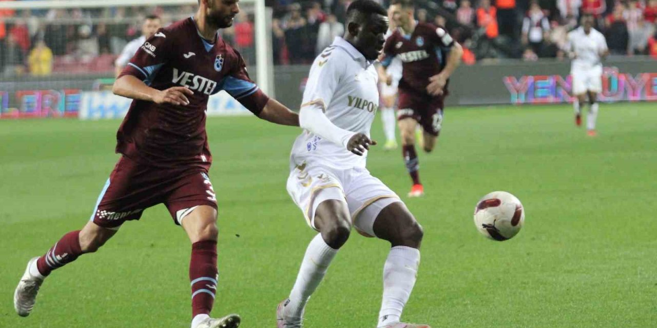 Trendyol Süper Lig: Samsunspor: 3 - Trabzonspor: 1 (İlk Yarı)