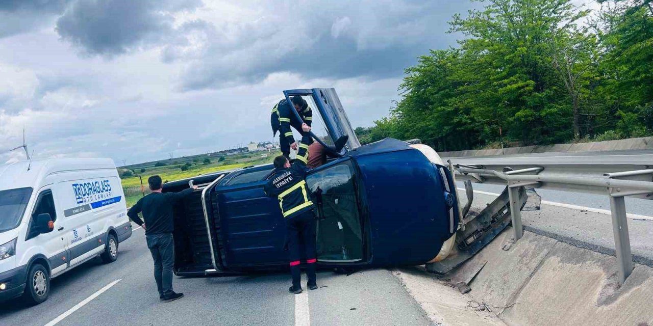 Lüleburgaz’da Otomobil Bariyerlere Çarparak Devrildi