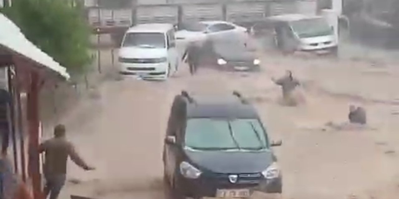 Şırnak’ta Sel Sularına Kapılan Kadın Ve Çocuğu Vatandaşlar Kurtardı