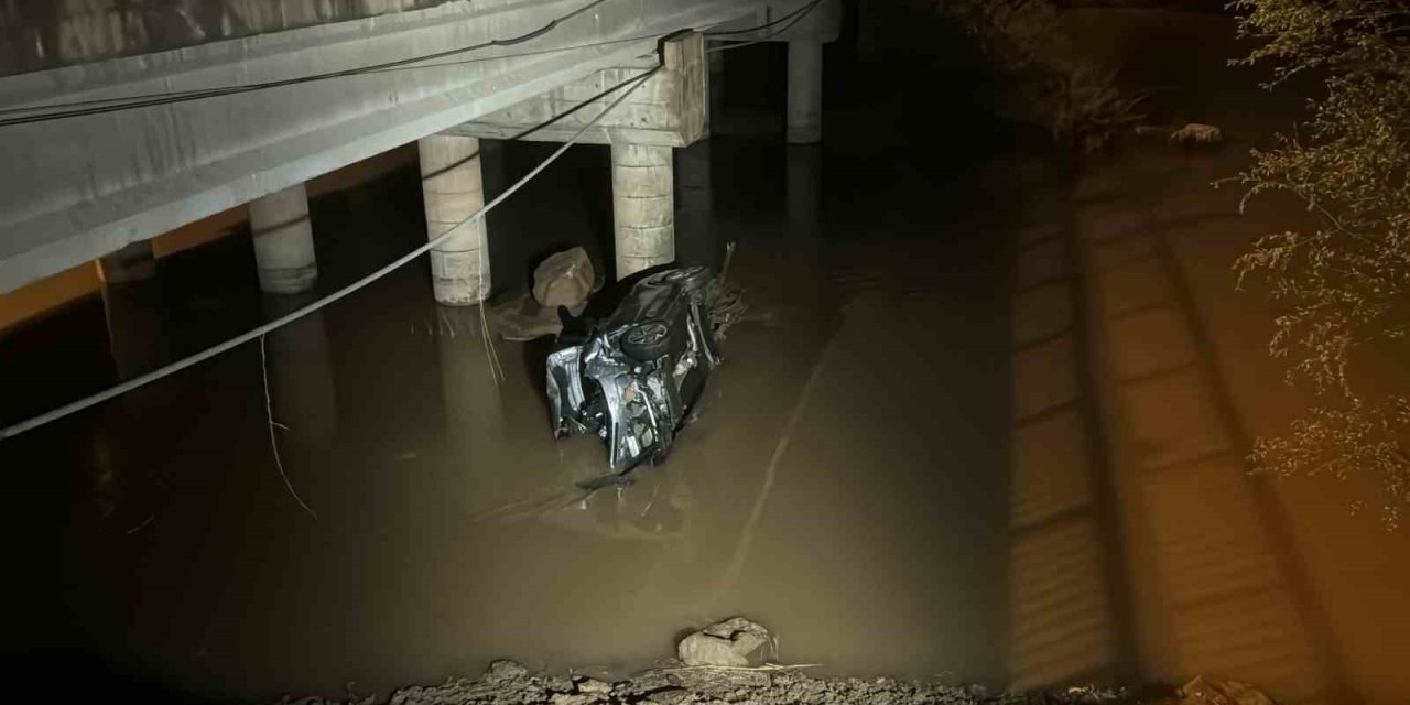 Kontrolden Çıkan Otomobil Kızılırmak’a Uçtu: 3 Yaralı