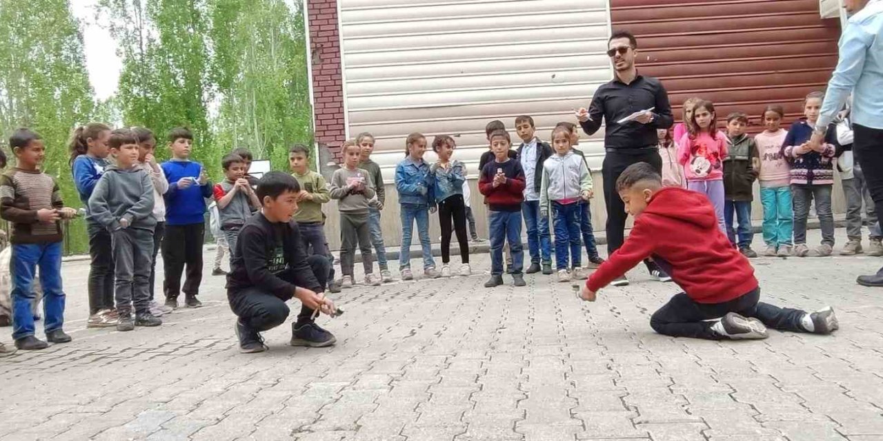 Köy Çocukları Kendi Yaptıkları Topaçlarla Yarıştı