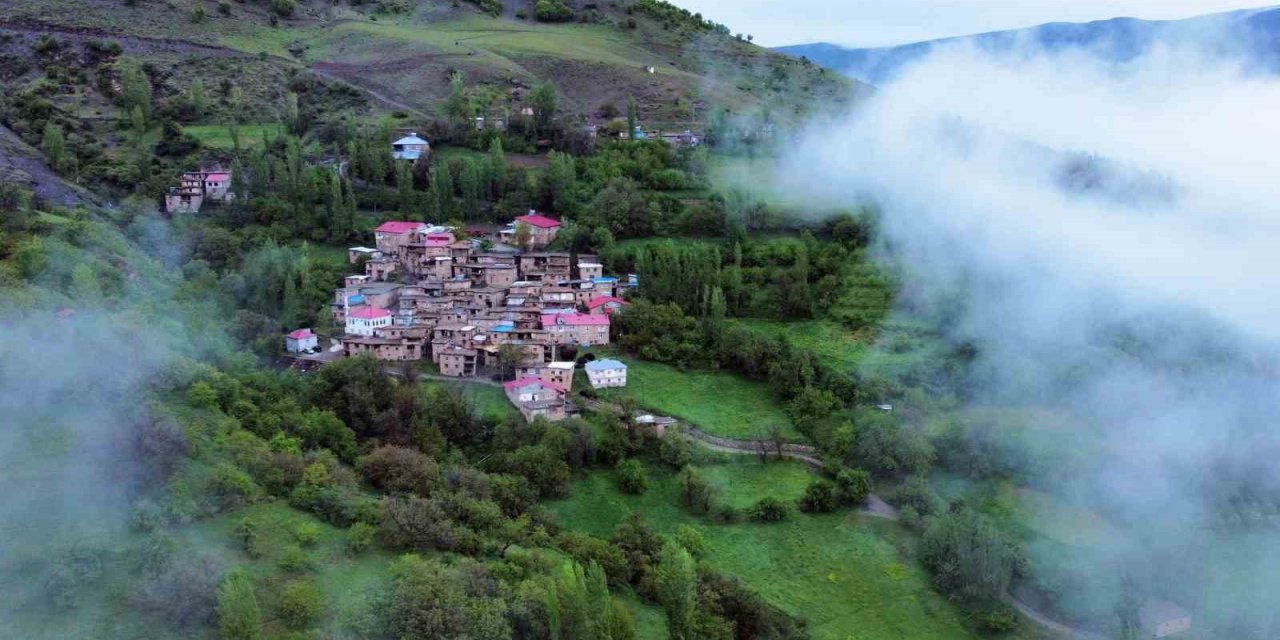 Taş Evlerin Sis Bulutları Arasında Kartpostallık Manzarası Hayran Bıraktı
