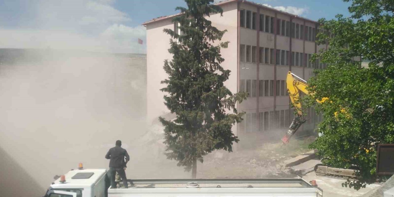 Depremde Ağır Hasar Alan 56 Yıllık Kaymakamlık Binası Birkaç Darbeyle Yıkıldı