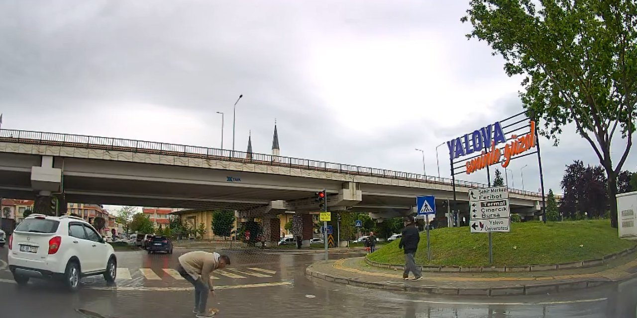 Yalova’da Araç Motoruna Giren Kediyi İtfaiye Kurtardı