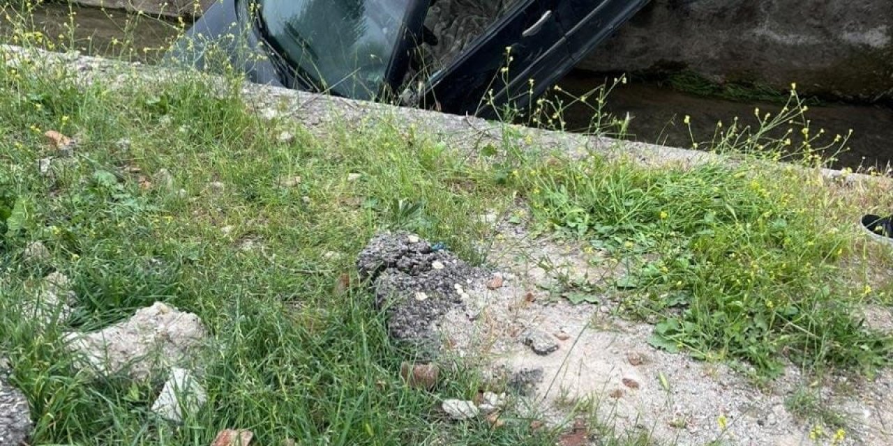 Elazığ’da Kontrolden Çıkan Araç Su Kanalına Düştü:1 Yaralı