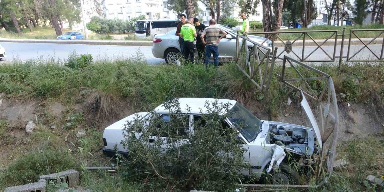 Kanala Uçan Otomobilden Burnu Bile Kanamadan Çıktı