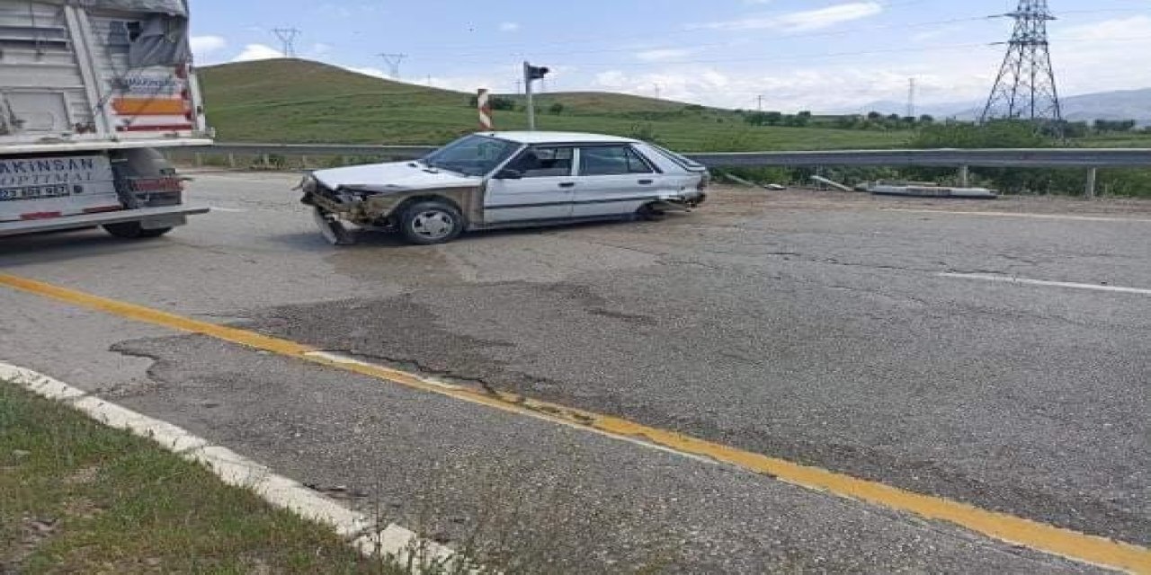 Otomobil Bariyerlere Çarptı: 1 Yaralı