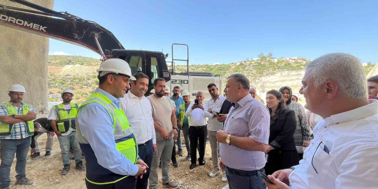 Kıratlı: “Çeşmeli-taşucu Otoyol Projesinin İlk Etabı 9 Farklı Noktada Devam Ediyor”