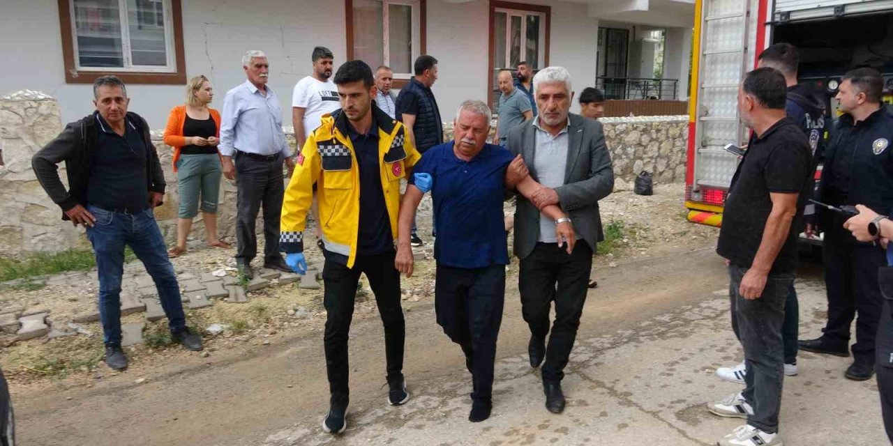 Çatıda Çıkan Yangında 2 Kişi Dumandan Etkilendi