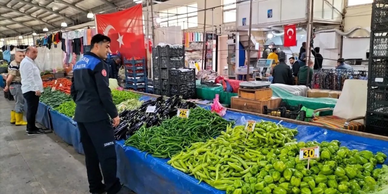 Zabıta Ekiplerinden Semt Pazarında Fiyat Etiketi Denetimi