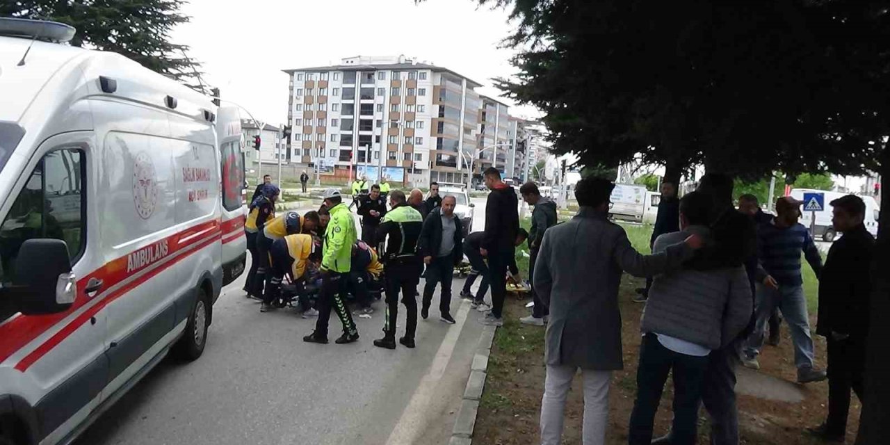 Anne İle Oğlu Ehliyetsiz Sürücünün Çarpması Sonucu Ağır Yaralandı