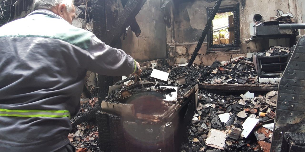 Yangından Geriye Sadece 120 Lirası Ve 7 Köpeği Kaldı