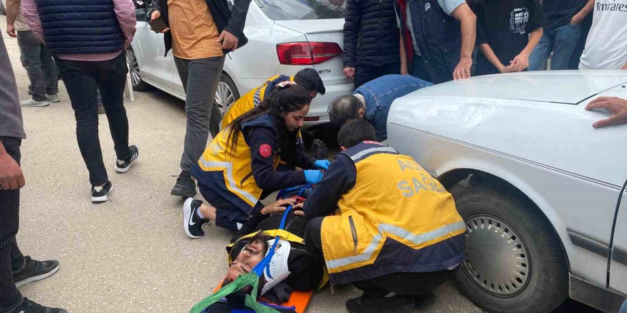 Motosikletle Otomobilin Çarpışma Anı Kameralara Yansıdı