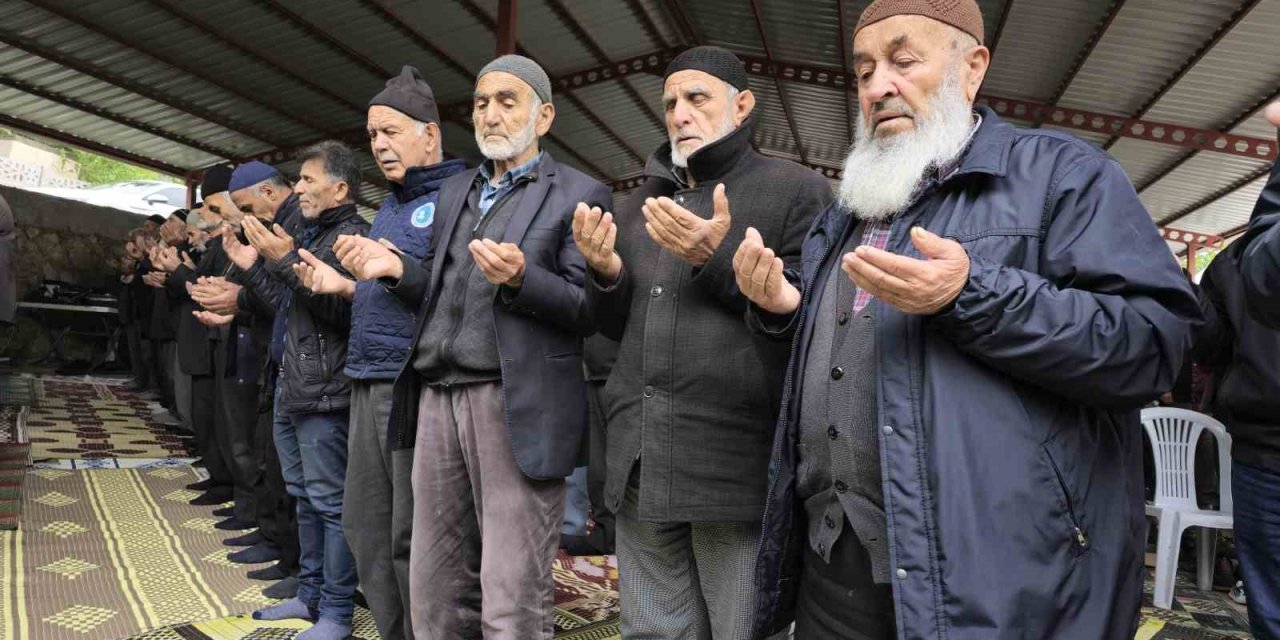Tokat’ta Yüksek Kesimler Karla Kaplandı, Onlar Yağmur Duası Etti