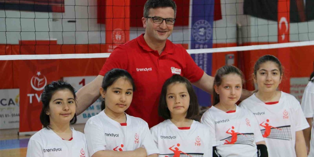 Türkiye’nin 33. Fabrika Voleybolu Gümüşhane’ye Açıldı