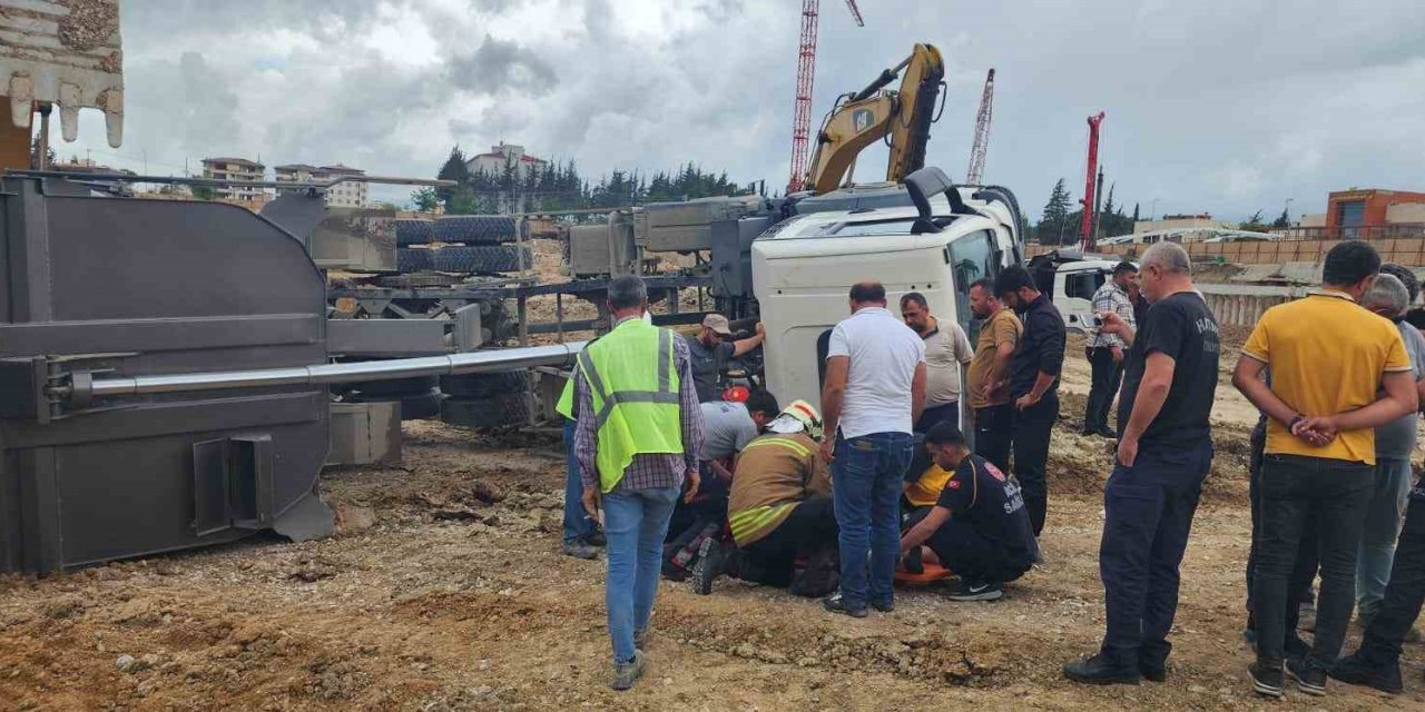 Devrilen Hafriyat Kamyonunun Sürücüsü Yaralandı